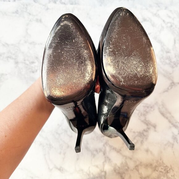 Gucci GG Imprime Black Leather Chain Charm Pumps - Picture 8 of 15